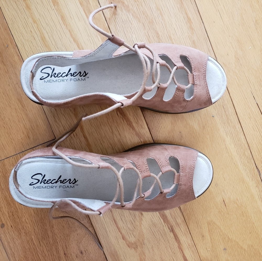 NWOT Sketchers Tan Suede Lace up Sandals